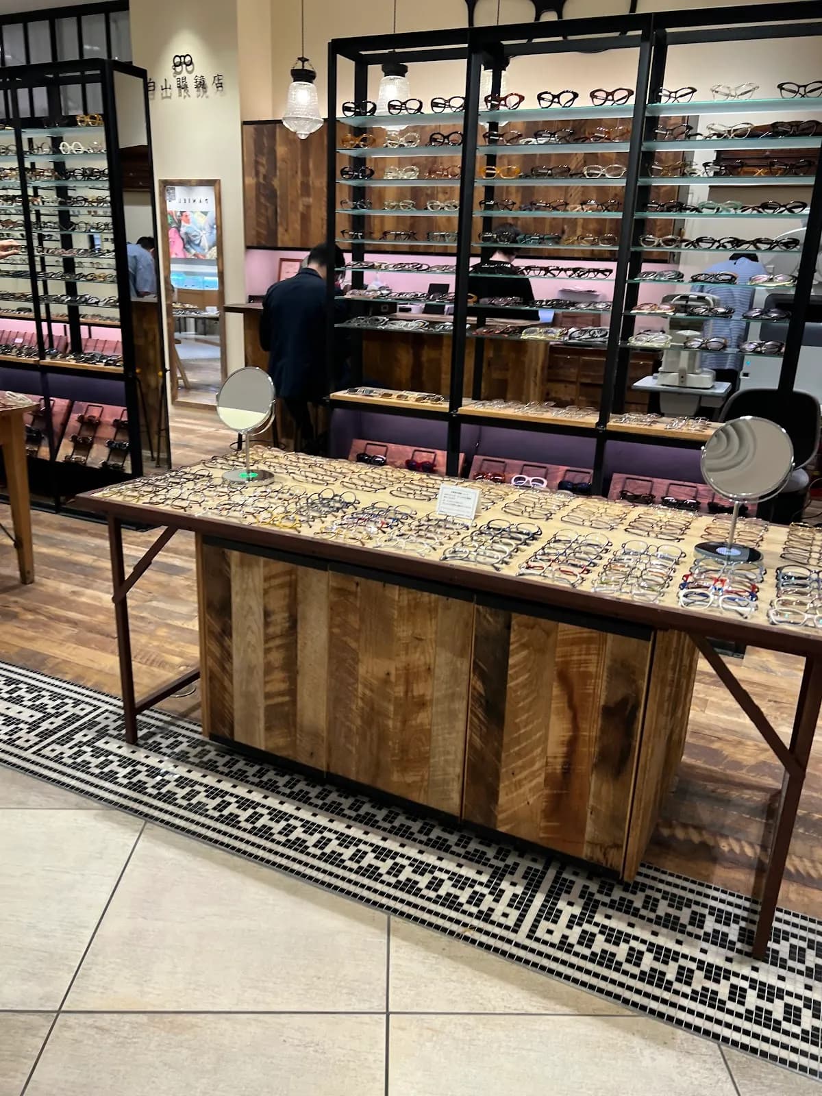 白山眼鏡店 大阪茶屋町店