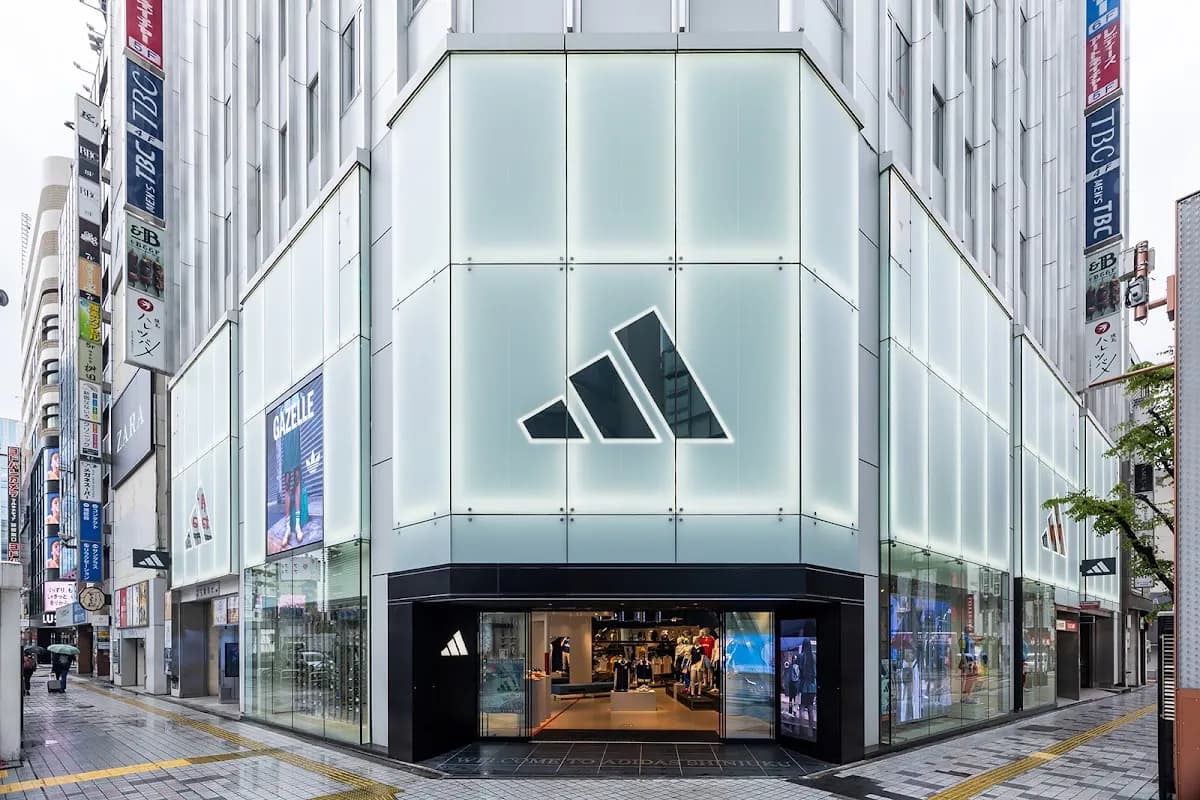アディダス ブランドコアストア 新宿