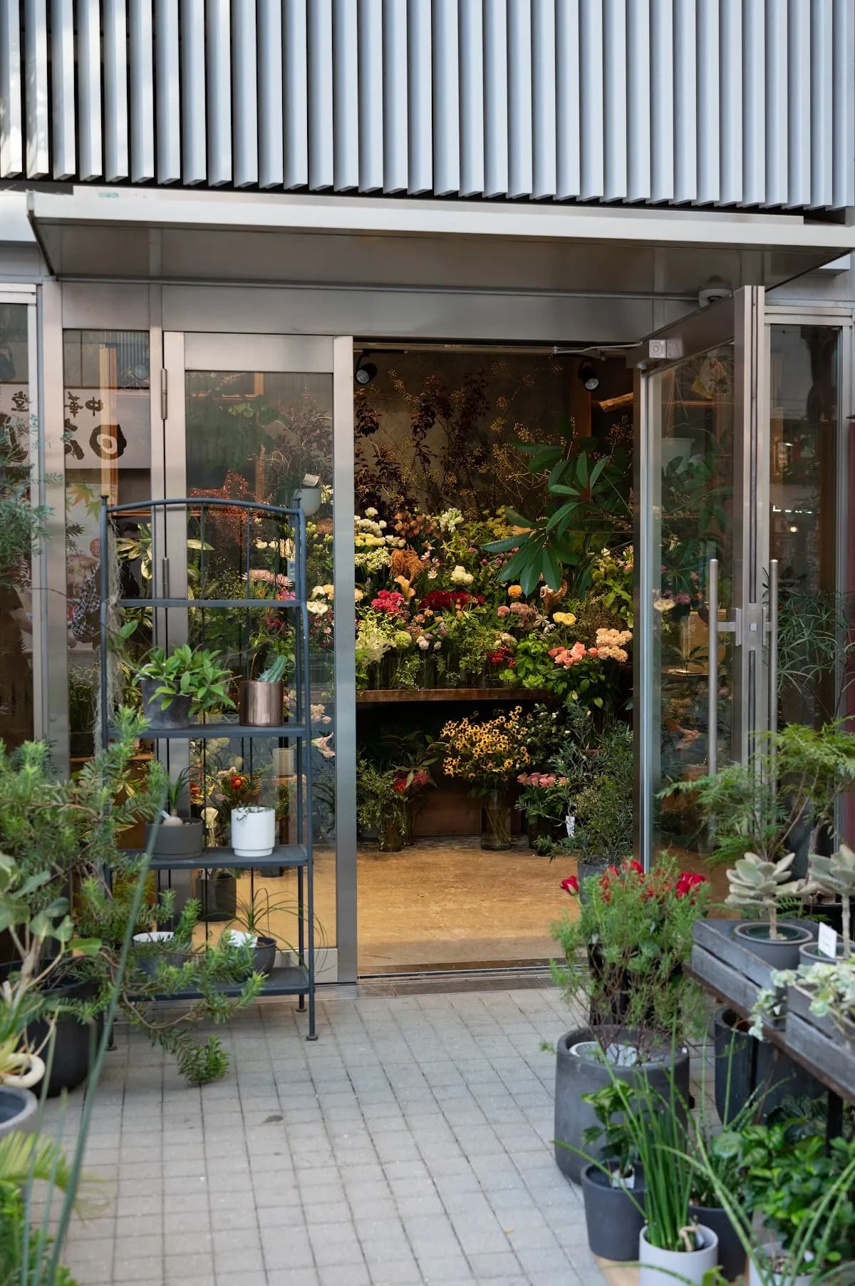 ex. flower shop & laboratory SHINJUKU