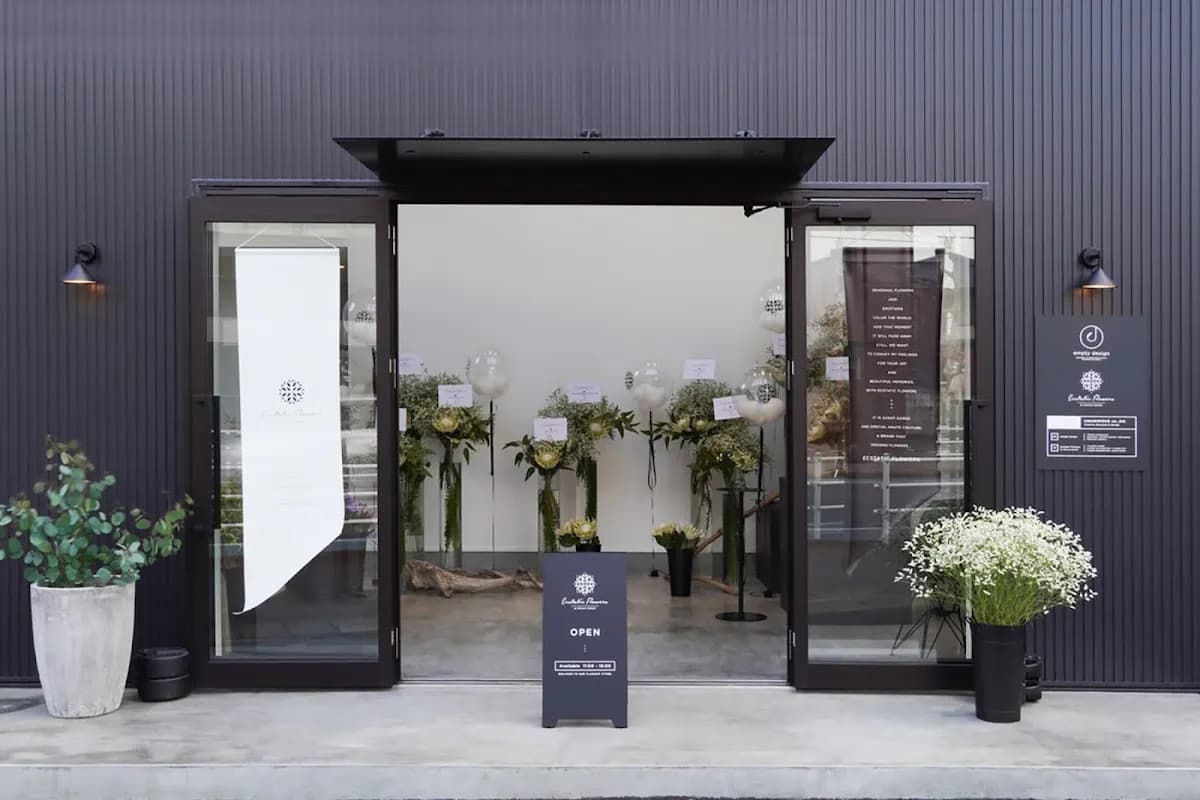 Ecstatic Flowers BY REGALO DESIGN