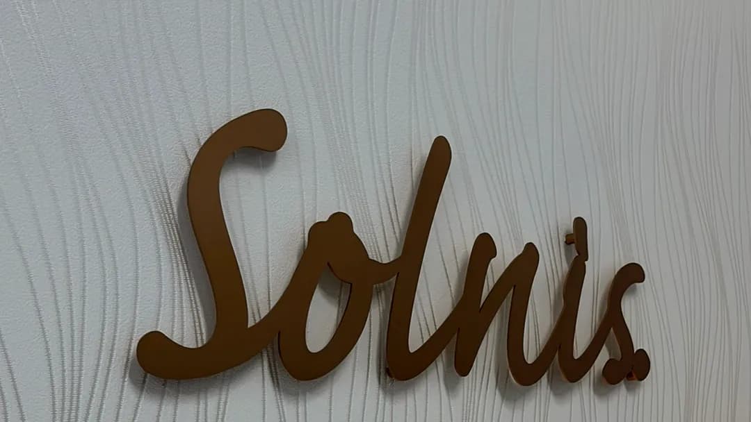 Solnis.